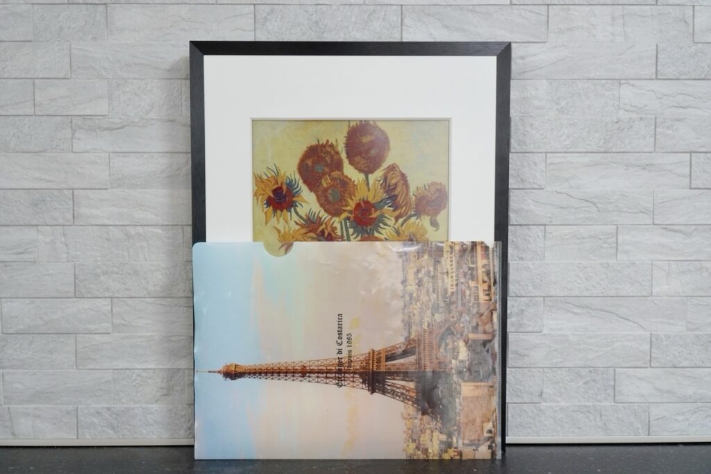 SwitchBot AIアートキャンバス（13.3インチ）とA4ファイルのサイズ比較