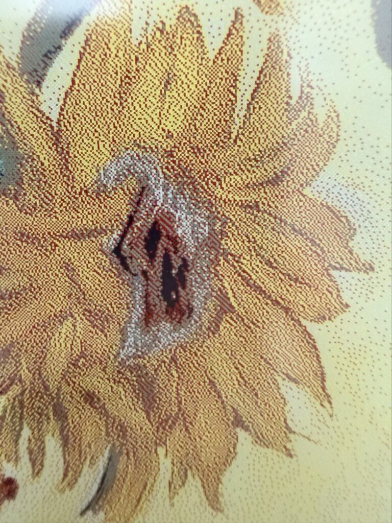 SwitchBot AIアートキャンバス（13.3）インチを近距離で見た様子