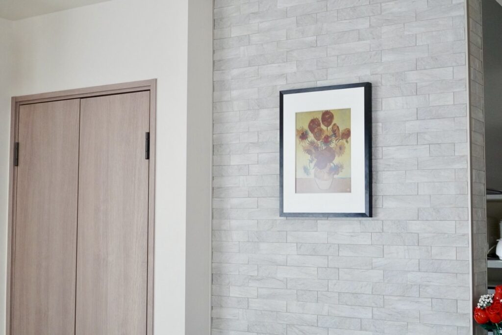 13.3インチを縦で壁掛けした様子