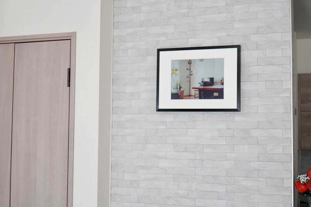 13.3インチを横向きで壁がけ