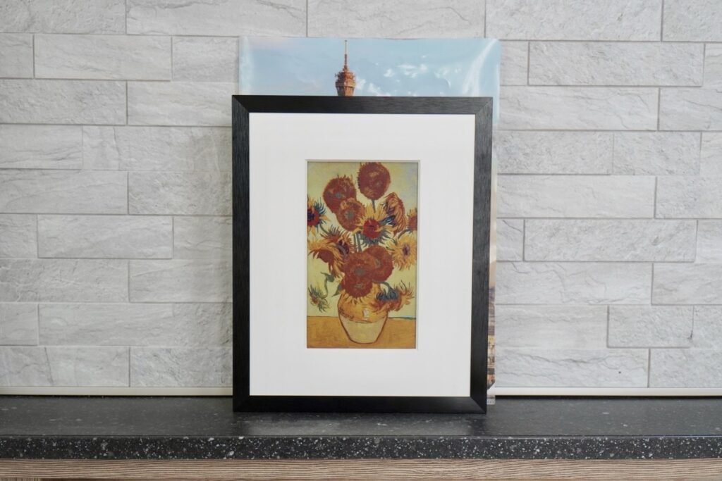 SwitchBot AIアートキャンバス（7.3インチ）とA4ファイルとの比較