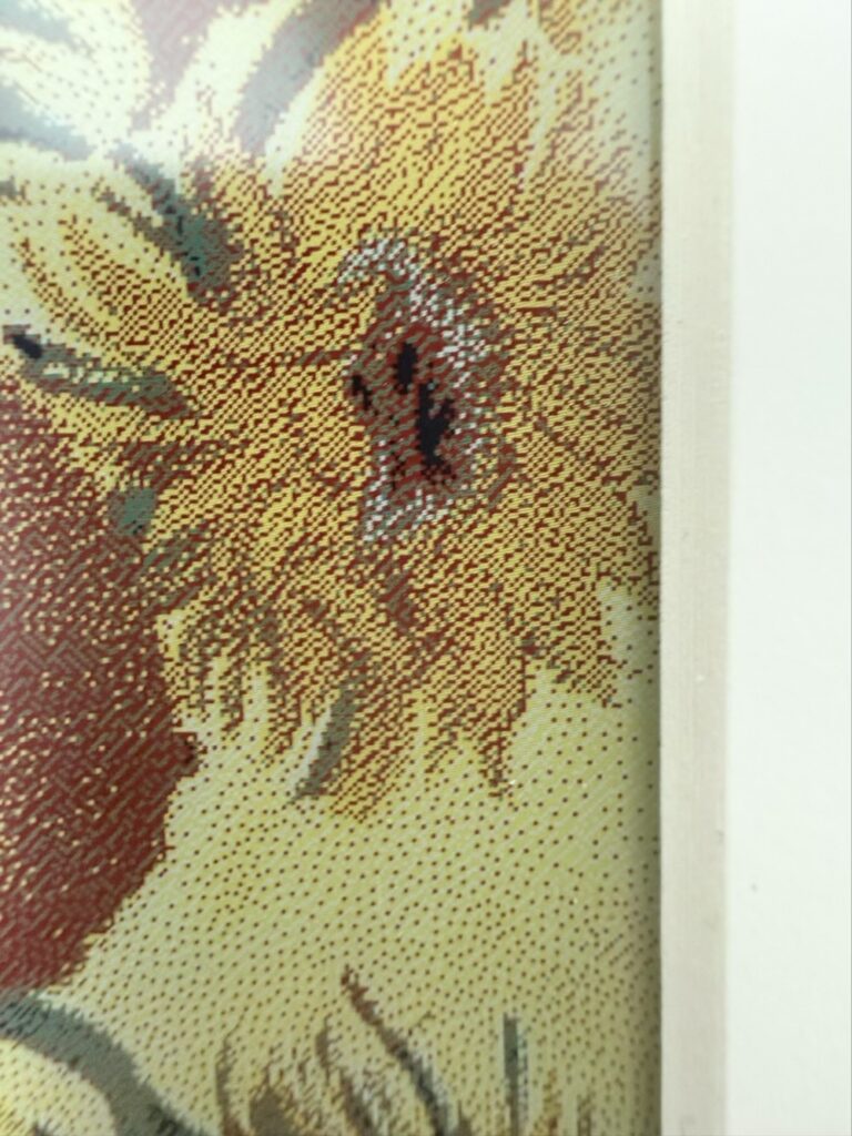 SwitchBot AIアートキャンバス（7.3インチ）を近距離でみた様子