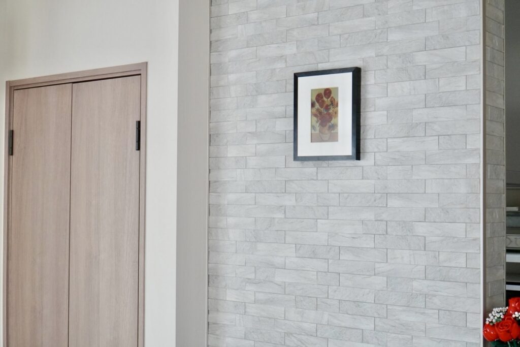 7.3インチを縦向きに壁掛け