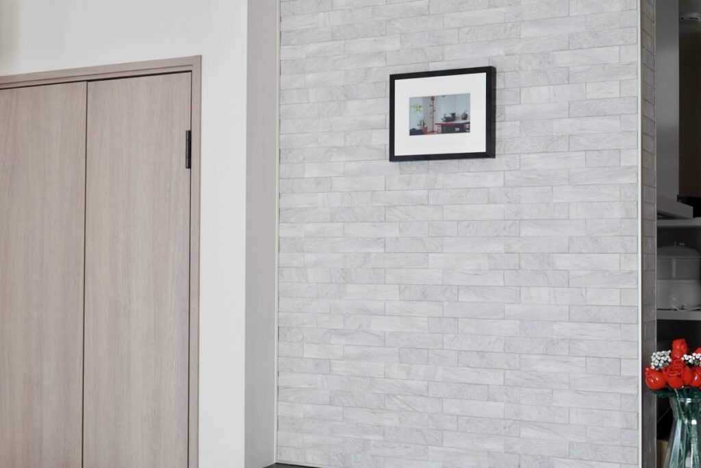 7.3インチを横向きで壁掛け