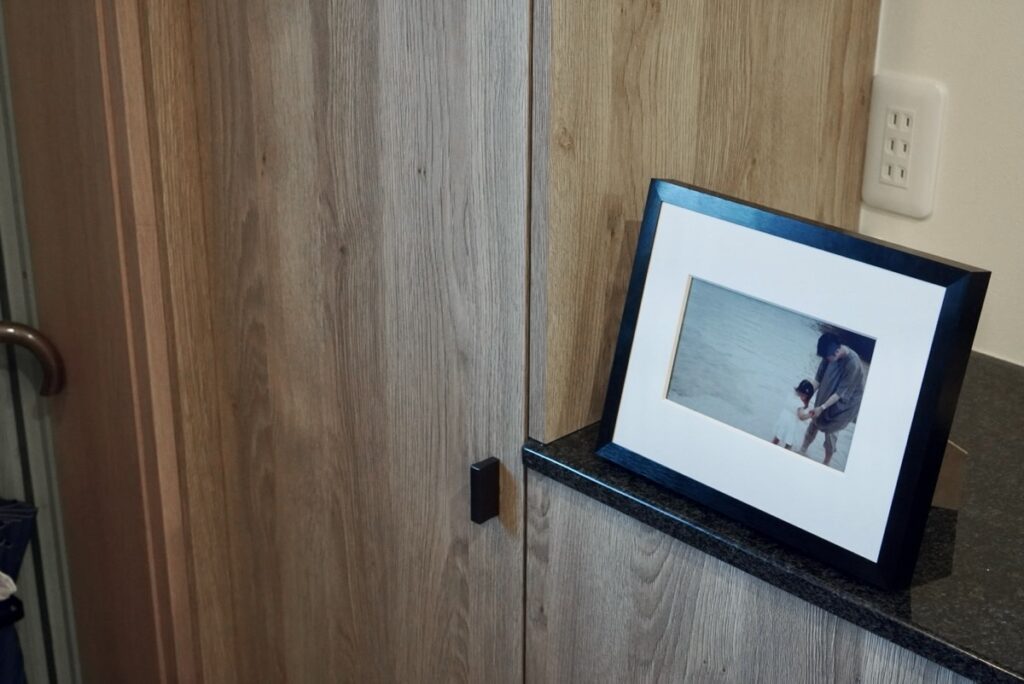 玄関に設置したAIアートフレーム