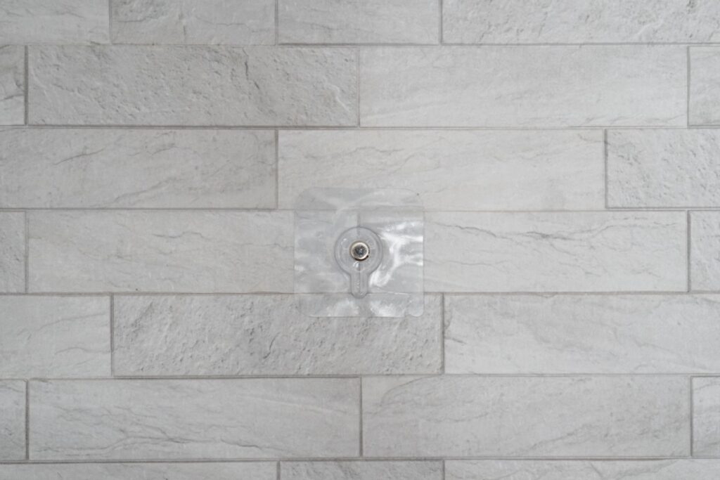 タイルに粘着フックを貼り付け