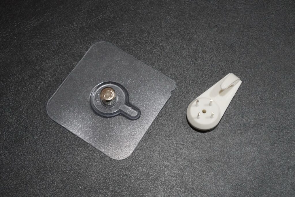 SwitchBot AIアートキャンバスの粘着フックと穴あけフック