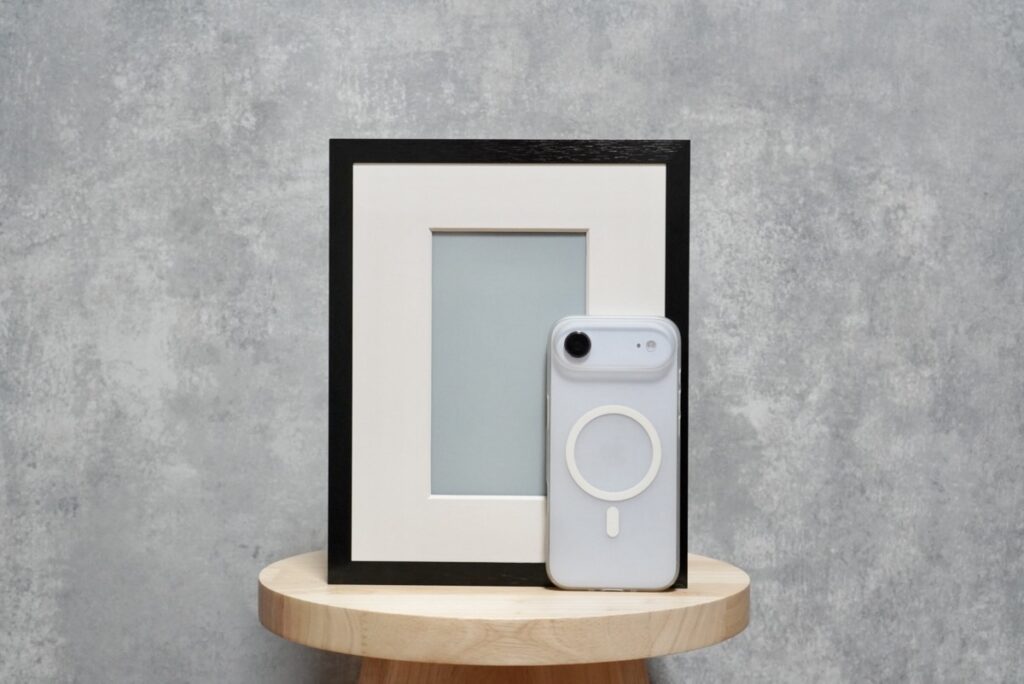 SwitchBot AIアートキャンバス（7.3インチ）とiPhone Air