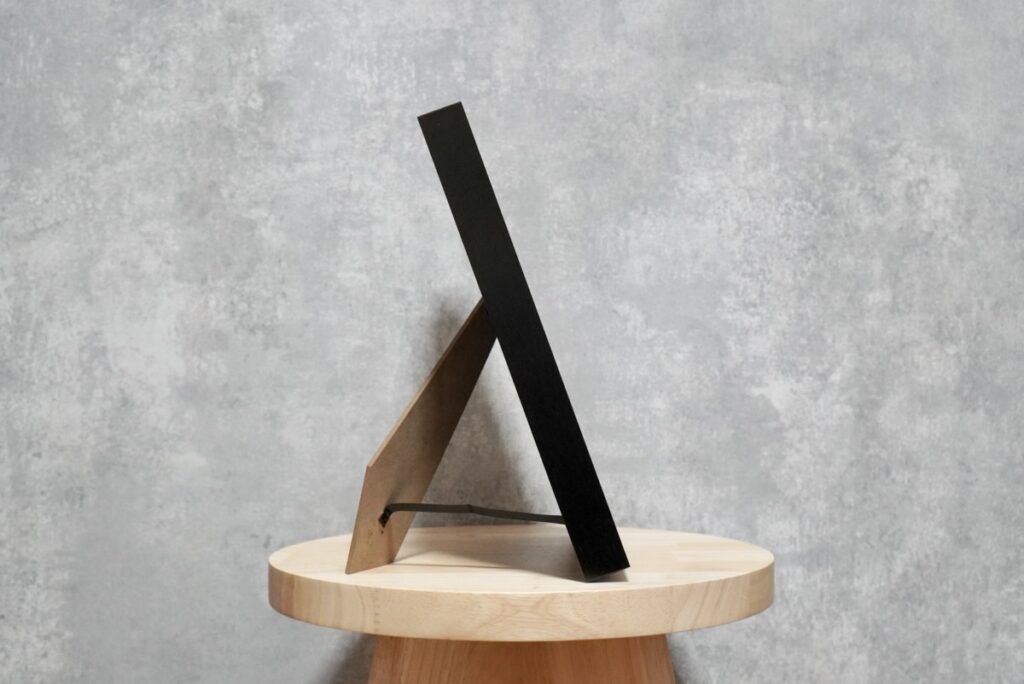 SwitchBot AIアートキャンバスは、スタンドで自立する