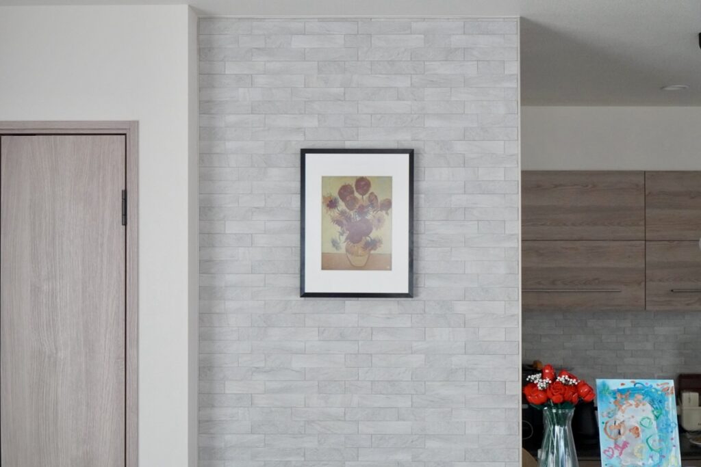 SwitchBot AIアートキャンバスを壁がけ