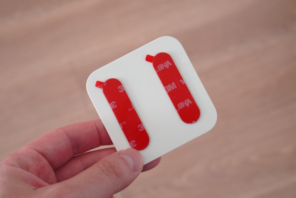 SwitchBot 温湿度管理パネルは貼り付けが必要