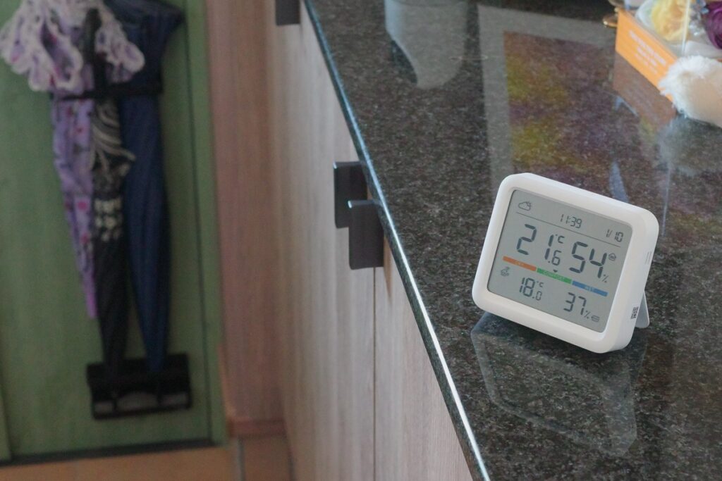 玄関に設置したSwitchBot 温湿度計Pro
