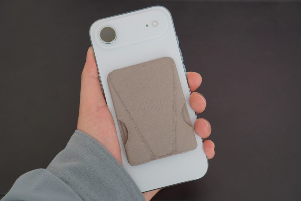 iPhoneに装着するとbeak mag 2より重く感じる