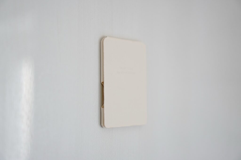 beak mag2は、マグネットで壁に固定できる