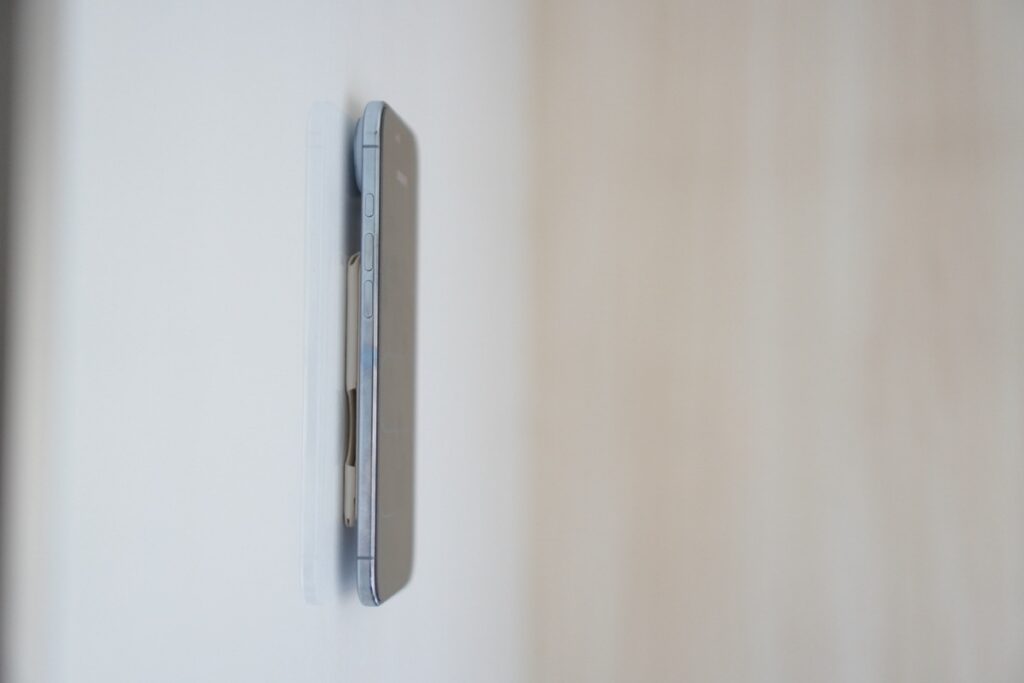 beak magでスマホを壁に固定できる