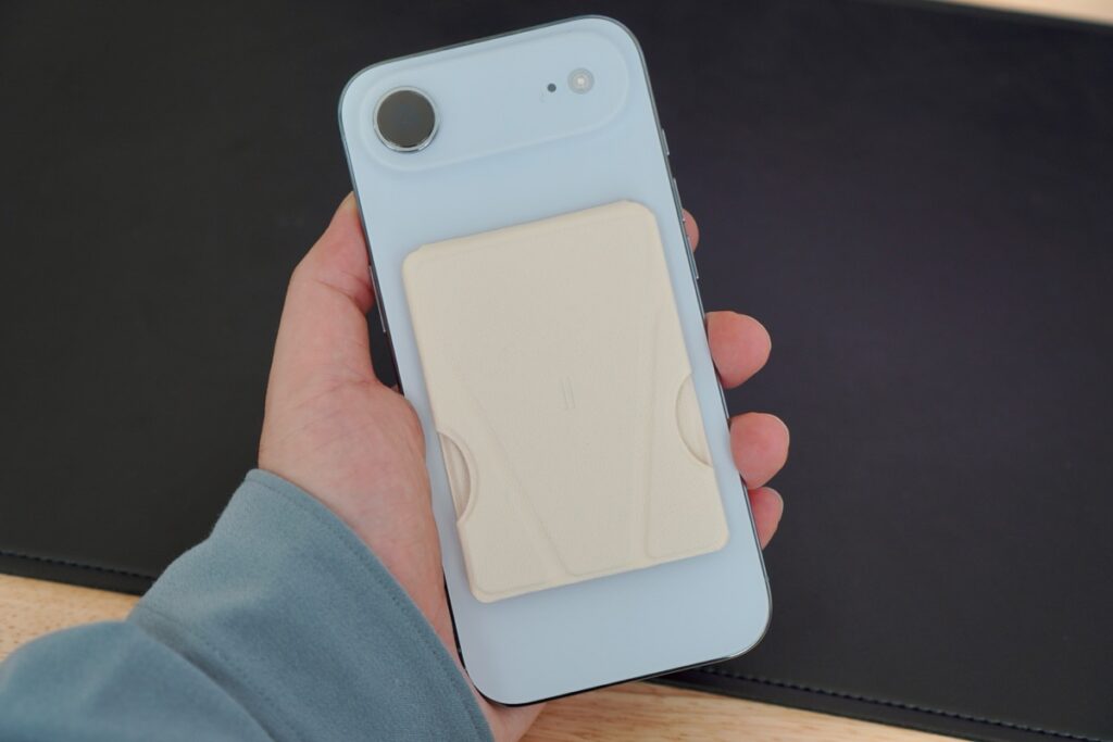 iPhoneに装着するとbeak mag 2は軽く感じる