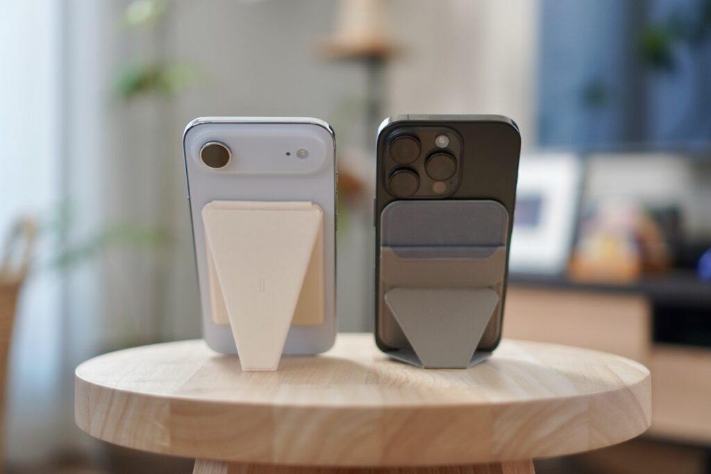 beakとMOFTでiPhoneを立てた様子