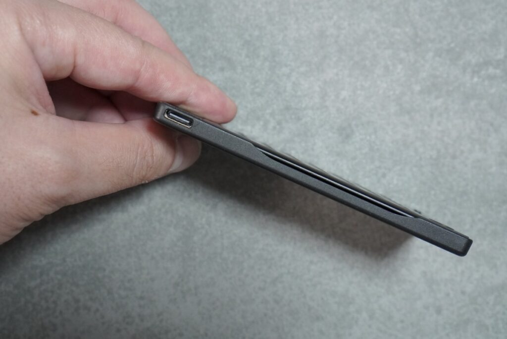 側面にUSB Type-Cポートを搭載