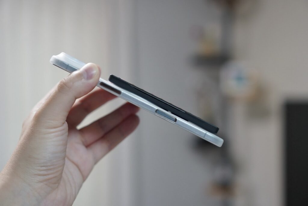iPhoneに装着しても非常に薄い