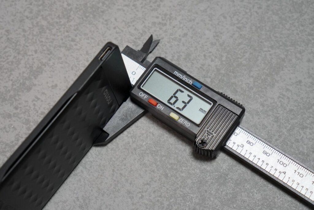 ケース装着時の厚さは6.3mm