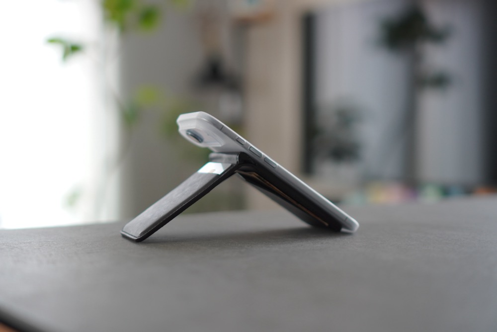 Molid MagSafe Walletのスタンドモードは、角度調整も自由自在