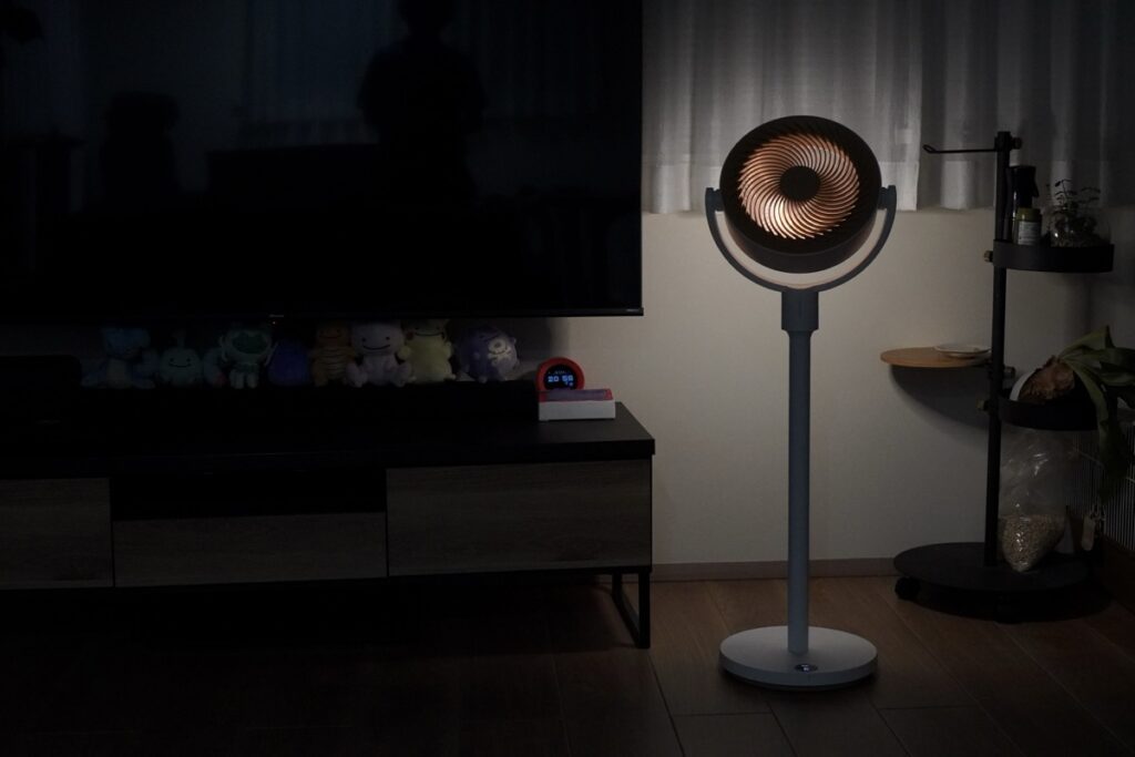 夜間は間接照明として活躍するサーキュレーター