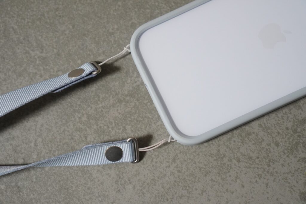 Apple純正のiPhone Airバンパーは、ストラップが使える