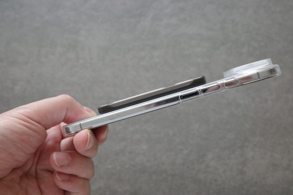 Notta Memo ProをiPhoneに装着した様子（厚みが目立たない）